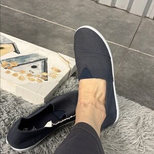 NWT Kinetic Energy Blue Gray Casual Canvas Slip On Shoes Women’s 10 Textile